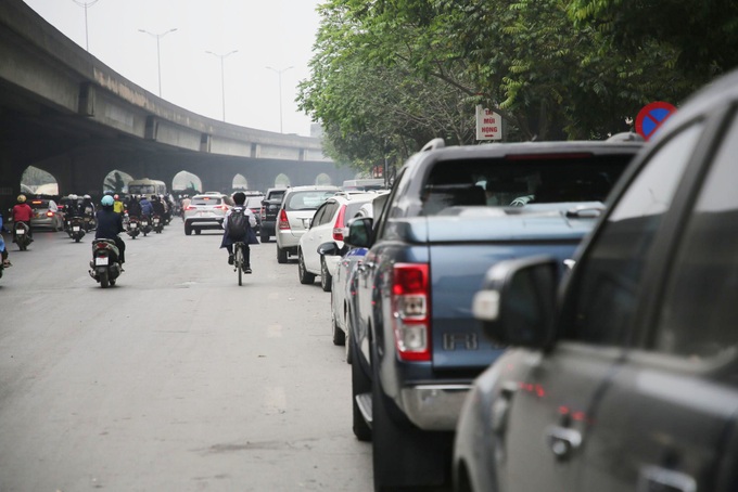 Hà Nội: Xử phạt hàng loạt ô tô đỗ tràn lòng đường vì chung cư hết chỗ để - 5