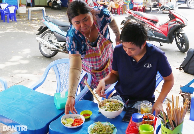 Được vua đầu bếp Mỹ ghé thăm, quán vỉa hè TPHCM nổi tiếng thế giới - 3