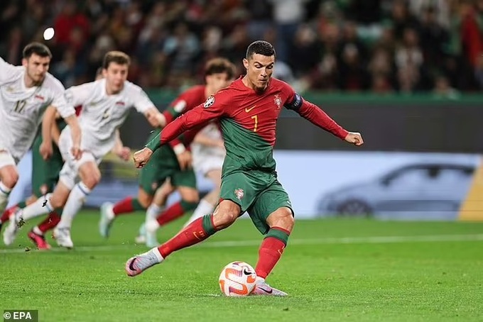 Ronaldo đi vào lịch sử sau chiến thắng đậm của Bồ Đào Nha - 1