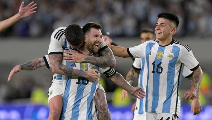 Messi lập siêu phẩm sút phạt giúp Argentina chiến thắng | Báo Dân trí