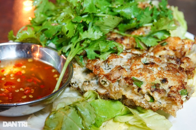 Hàu sữa chiên trứng 56 năm của gia đình gốc Hoa, giá cao nhưng khách đông - 2 Hàu sữa chiên trứng 56 năm của gia đình gốc Hoa, giá cao nhưng khách đông - 2