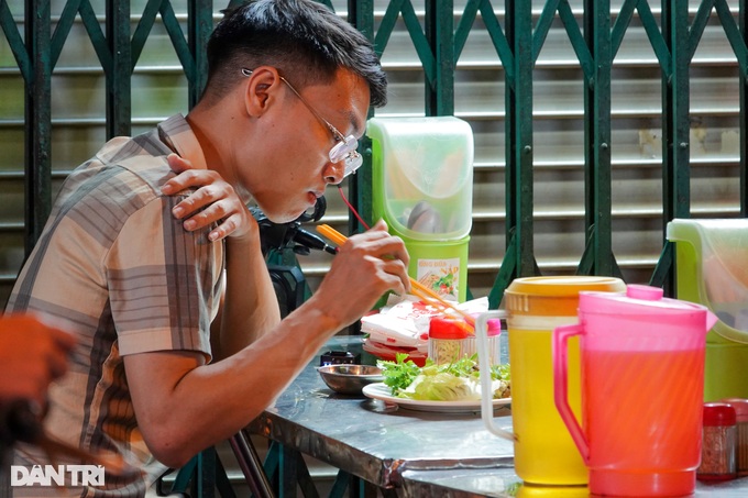 Hàu sữa chiên trứng 56 năm của gia đình gốc Hoa, giá cao nhưng khách đông - 6 Hàu sữa chiên trứng 56 năm của gia đình gốc Hoa, giá cao nhưng khách đông - 6