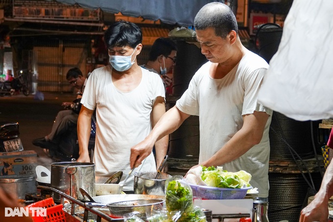 Hàu sữa chiên trứng 56 năm của gia đình gốc Hoa, giá cao nhưng khách đông - 3 Hàu sữa chiên trứng 56 năm của gia đình gốc Hoa, giá cao nhưng khách đông - 3