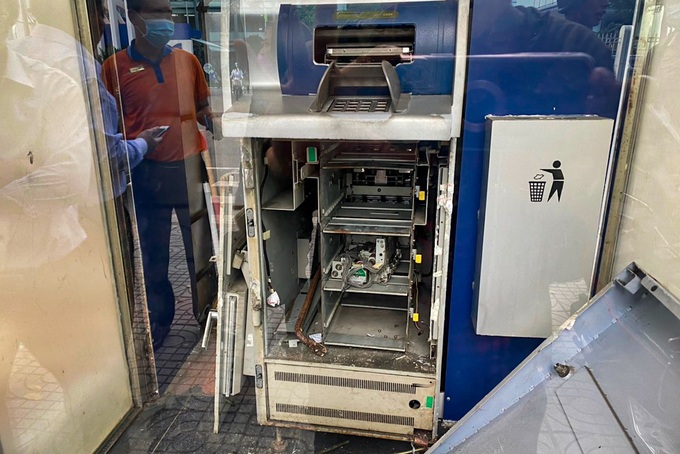 Kẻ đập phá cây ATM trộm tiền vờ tự tử hòng qua mặt công an - 2