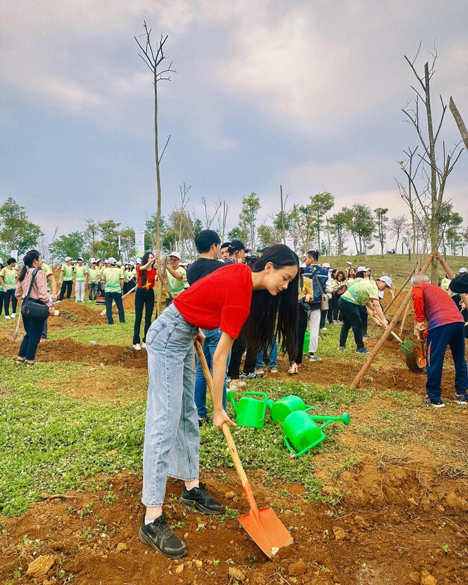 Dàn Hoa hậu, Á hậu bị chê làm màu vì mặc đồ trắng, xõa tóc khi trồng cây