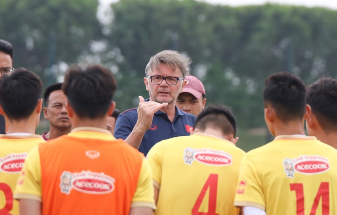 HLV Philippe Troussier: Tôi chịu trách nhiệm về các trận thua - 1