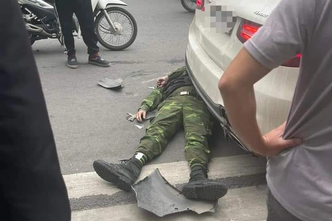 Hà Nội: Lái xe taxi tông gục một nhân viên bảo vệ khu đô thị - 1