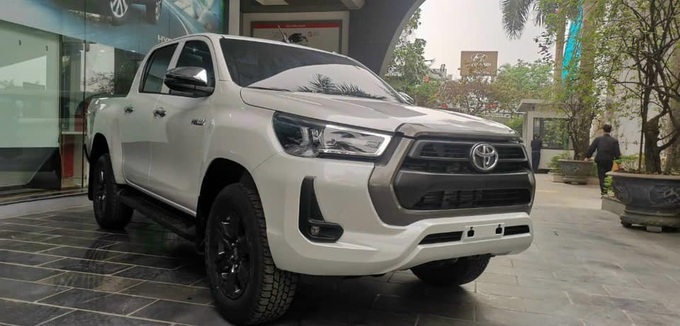 Toyota Hilux về đại lý, hơn 850 triệu đồng vẫn ghế nỉ, điều hòa chỉnh cơ - 1