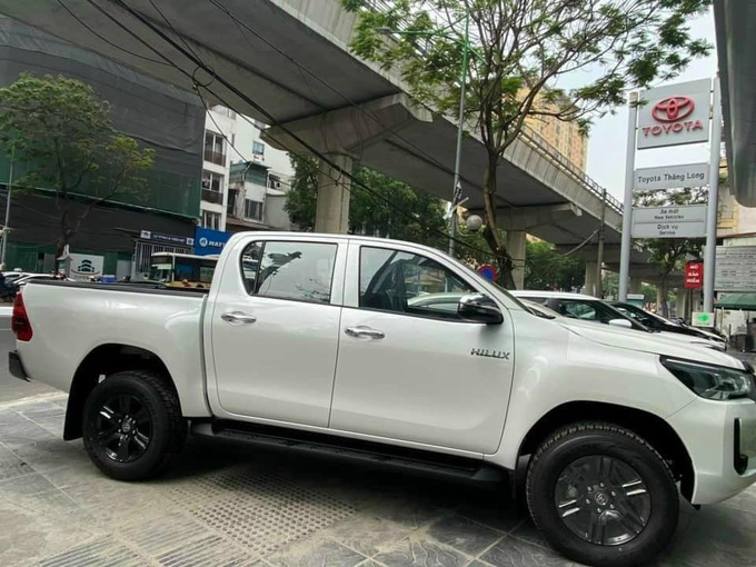 Toyota Hilux về đại lý, hơn 850 triệu đồng vẫn ghế nỉ, điều hòa chỉnh cơ - 3