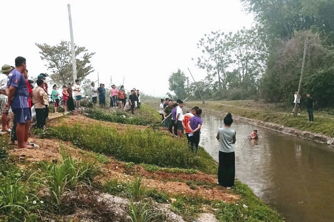 Hai chị em chở nhau trên xe đạp, ngã xuống kênh nước tử vong - 1 Hai chị em chở nhau trên xe đạp, ngã xuống kênh nước tử vong - 1