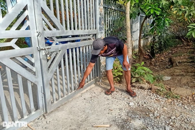 Người dân bắt được cá sấu nặng 20kg trong sân nhà ở Bạc Liêu - 3 Người dân bắt được cá sấu nặng 20kg trong sân nhà ở Bạc Liêu - 3