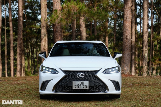 Trải nghiệm Lexus ES 250 F Sport: Lái hay hơn nhưng vẫn thiếu chút để đã - 2 Trải nghiệm Lexus ES 250 F Sport: Lái hay hơn nhưng vẫn thiếu chút để đã - 2