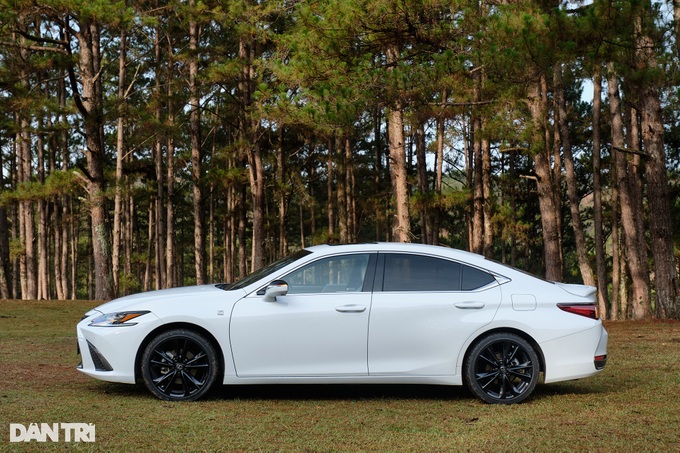 Trải nghiệm Lexus ES 250 F Sport: Lái hay hơn nhưng vẫn thiếu chút để đã - 4 Trải nghiệm Lexus ES 250 F Sport: Lái hay hơn nhưng vẫn thiếu chút để đã - 4