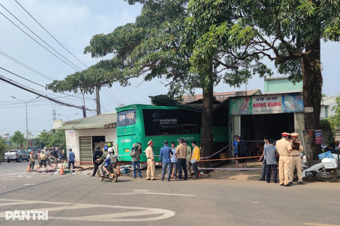 Vợ chồng nghe tin bố hấp hối, vội đón xe khách về quê thì gặp nạn - 5 Vợ chồng nghe tin bố hấp hối, vội đón xe khách về quê thì gặp nạn - 5