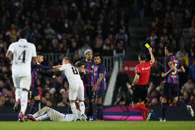 Benzema lập hat-trick, Real Madrid hạ Barcelona 4-0 tại Nou Camp - 3