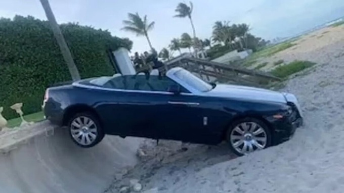 Nữ tài xế lái xe Rolls-Royce húc đổ bức tượng trị giá 3 triệu USD - 3