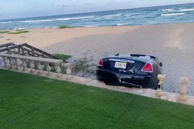 Nữ tài xế lái xe Rolls-Royce húc đổ bức tượng trị giá 3 triệu USD - 4