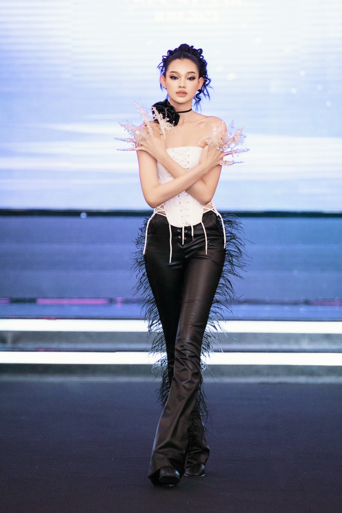 Người đẹp Bé Quyên hóa búp bê trên sàn catwalk