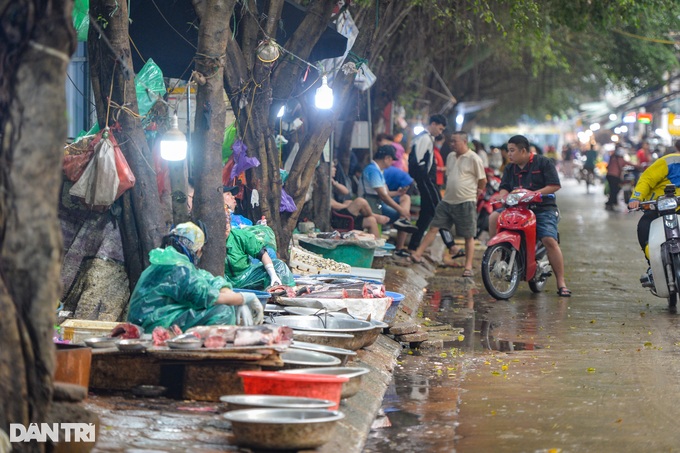 Hà Nội: Chợ cóc, xe ô tô lấn chiếm vỉa hè ở khu đô thị HH Linh Đàm - 1