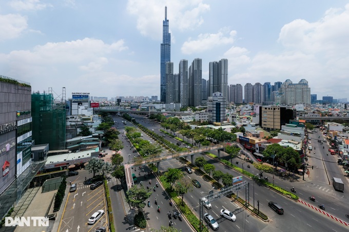 Người đi bộ TPHCM phớt lờ cầu bộ hành có thang máy để băng ngang đường - 3 Người đi bộ TPHCM phớt lờ cầu bộ hành có thang máy để băng ngang đường - 3