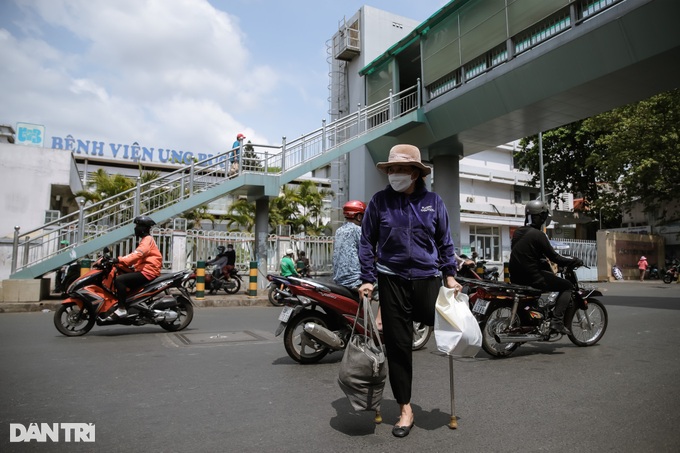 Người đi bộ TPHCM phớt lờ cầu bộ hành có thang máy để băng ngang đường - 4 Người đi bộ TPHCM phớt lờ cầu bộ hành có thang máy để băng ngang đường - 4