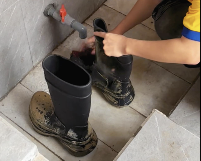 Từ đôi ủng đi cấy lúa giá 40 triệu đồng, bóc hồ sơ hãng sản xuất - 3