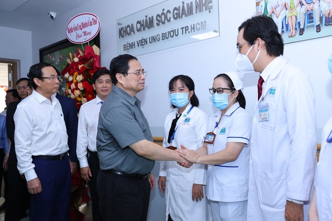 Thủ tướng thăm bệnh nhân ung thư tại TPHCM, nêu đề nghị với Bộ Y tế - 3 Thủ tướng thăm bệnh nhân ung thư tại TPHCM, nêu đề nghị với Bộ Y tế - 3