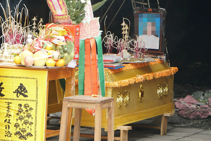 Nhiều người rơi nước mắt khi nhìn 2 quan tài đặt cạnh nhau sau vụ cháy - 3 Nhiều người rơi nước mắt khi nhìn 2 quan tài đặt cạnh nhau sau vụ cháy - 3
