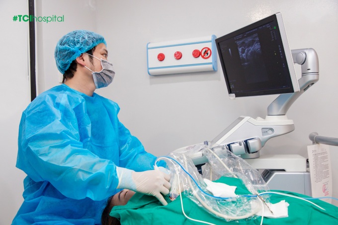 30 phút loại bỏ 14 khối u mọc như chùm nho ở ngực người phụ nữ - 2