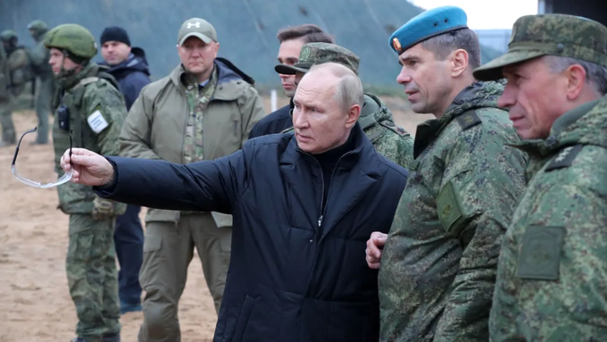 Tổng thống Putin bất ngờ thị sát sở chỉ huy tiền phương của Nga tại Ukraine - 2