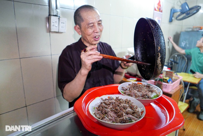 Độc đáo món bún múa lửa ở Hà Nội, ông chủ được trả tiền tỷ mua công thức - 4