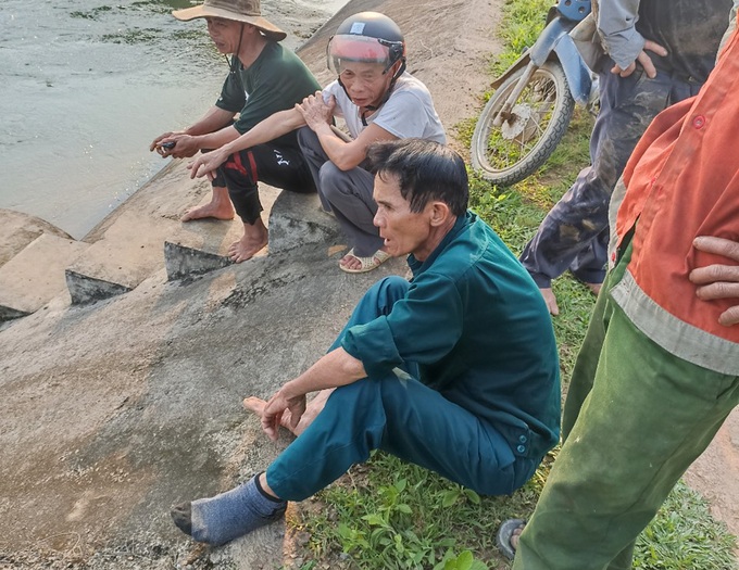 Lão nông 63 tuổi lao xuống dòng nước xiết cứu sống 2 nam thanh niên - 2 Lão nông 63 tuổi lao xuống dòng nước xiết cứu sống 2 nam thanh niên - 2