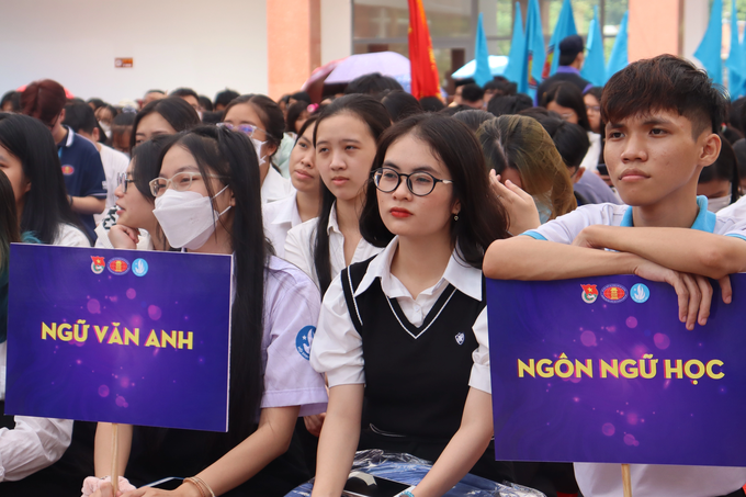 Ngay sau tự chủ, trường đại học khóc vì... tiền! - 2