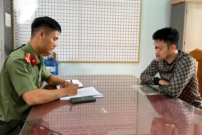 Mượn trang phục công an mặc, lên Facebook dọa lệch anh cho nhập kho - 1 Mượn trang phục công an mặc, lên Facebook dọa lệch anh cho nhập kho - 1