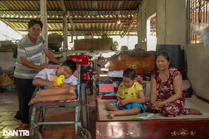 Mẹ nghèo 12 năm làm đôi chân cho 2 con đến trường - 1