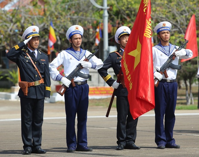 Kiều bào từ 22 quốc gia dự lễ chào cờ tại Trường Sa - 2