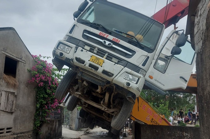 Xe cẩu bốc đầu, đoạn cần 30m đổ vào 2 công nhân, một người tử vong - 1