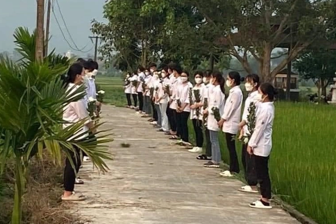 Xúc động cảnh 500 học sinh cầm hoa cúc trắng tiễn biệt cô giáo trẻ - 1