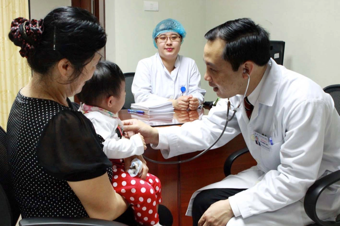 Con sốt trợn mắt, co giật, bố mẹ chân trần ôm trẻ chạy đến viện - 1 Con sốt trợn mắt, co giật, bố mẹ chân trần ôm trẻ chạy đến viện - 1