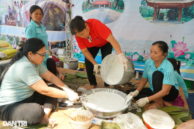 Mỏi tay gói bánh tiến vua, kiếm cả triệu đồng trong ngày lễ - 5