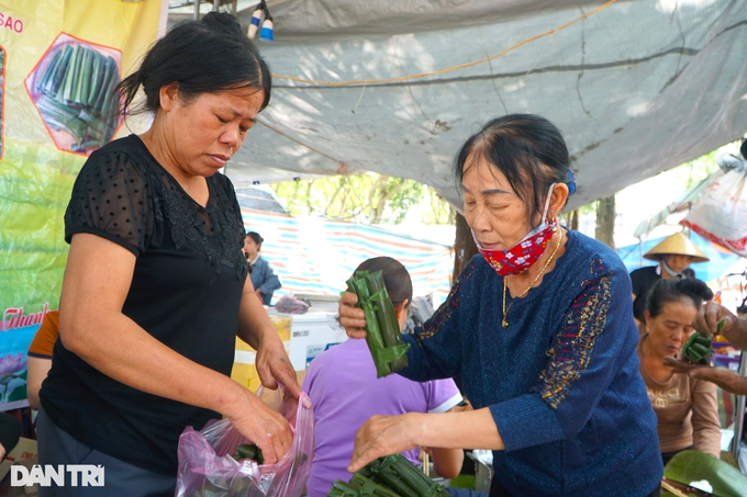 Mỏi tay gói bánh tiến vua, kiếm cả triệu đồng trong ngày lễ - 1