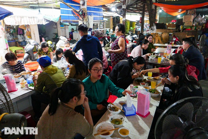 Quán bánh đa chờ, ngày bán hơn 200 bát gần 30 năm tuổi ở Hà Nội - 11 Quán bánh đa chờ, ngày bán hơn 200 bát gần 30 năm tuổi ở Hà Nội - 11