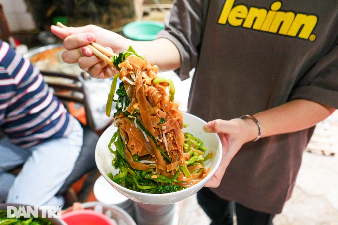 Quán bánh đa chờ, ngày bán hơn 200 bát gần 30 năm tuổi ở Hà Nội - 6 Quán bánh đa chờ, ngày bán hơn 200 bát gần 30 năm tuổi ở Hà Nội - 6