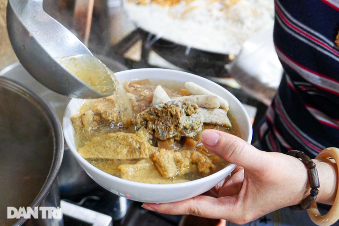Quán bánh đa chờ, ngày bán hơn 200 bát gần 30 năm tuổi ở Hà Nội - 8 Quán bánh đa chờ, ngày bán hơn 200 bát gần 30 năm tuổi ở Hà Nội - 8