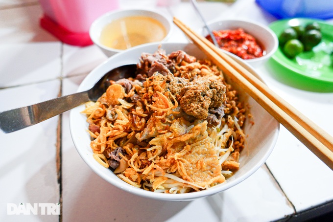 Quán bánh đa chờ, ngày bán hơn 200 bát gần 30 năm tuổi ở Hà Nội - 10 Quán bánh đa chờ, ngày bán hơn 200 bát gần 30 năm tuổi ở Hà Nội - 10