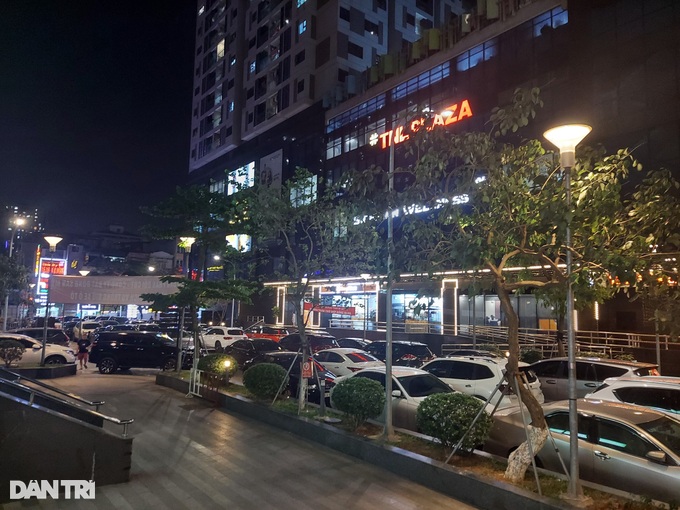 Bị chặn xuống hầm, ô tô cư dân TNR Gold Season xếp hàng dài trên đường - 1
