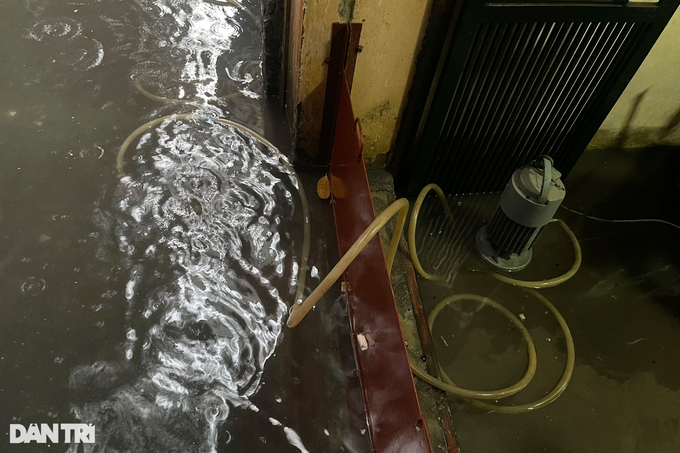 Mưa lớn, nhiều tuyến phố ở Hà Nội ngập sâu trong nước - 4 Mưa lớn, nhiều tuyến phố ở Hà Nội ngập sâu trong nước - 4