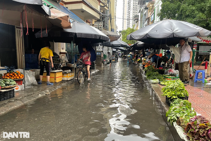 Mưa lớn, nhiều tuyến phố ở Hà Nội ngập sâu trong nước - 5 Mưa lớn, nhiều tuyến phố ở Hà Nội ngập sâu trong nước - 5