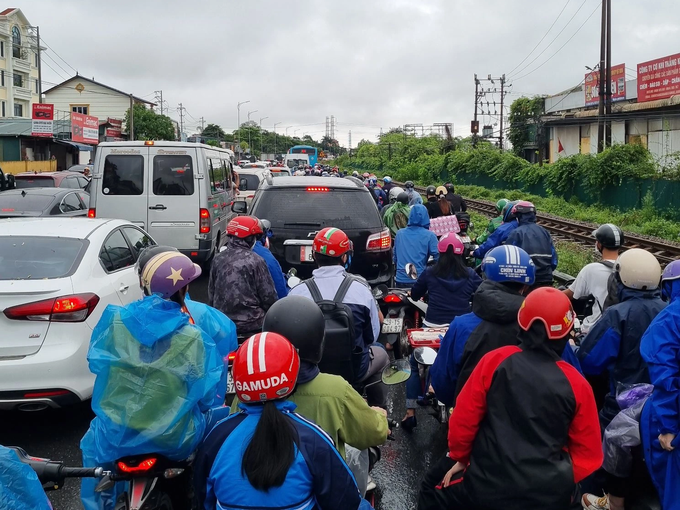 Cuộc chiến đường về quê: Ăn bánh mì, uống nước lọc vạ vật nửa ngày trời - 6