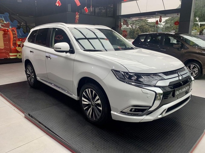 Mitsubishi Outlander xả hàng, giá sau ưu đãi chỉ ngang SUV cỡ B - 1